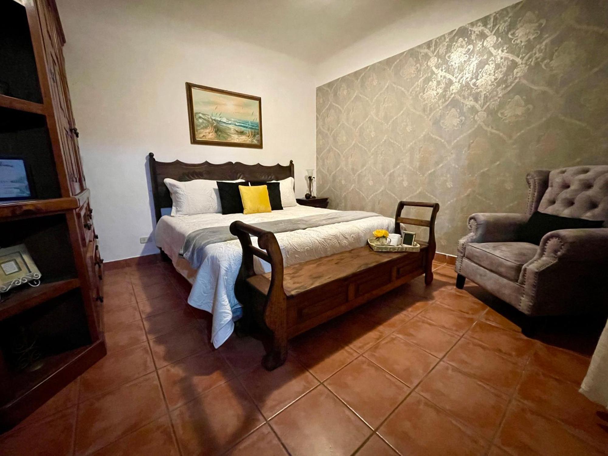 Autumn In Antigua Boutique Bnb Bagian luar foto